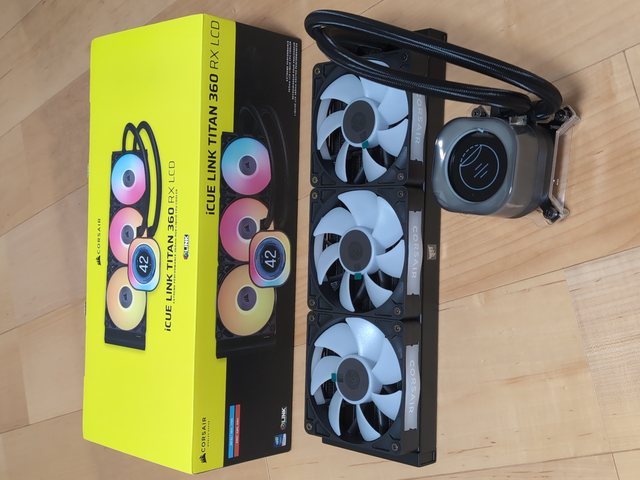CPU クーラー: Corsair iCUE LINK TITAN 360 RX RGB LCD