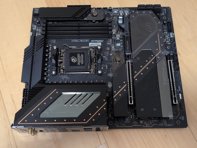 マザーボード: ASRock X870E Taichi