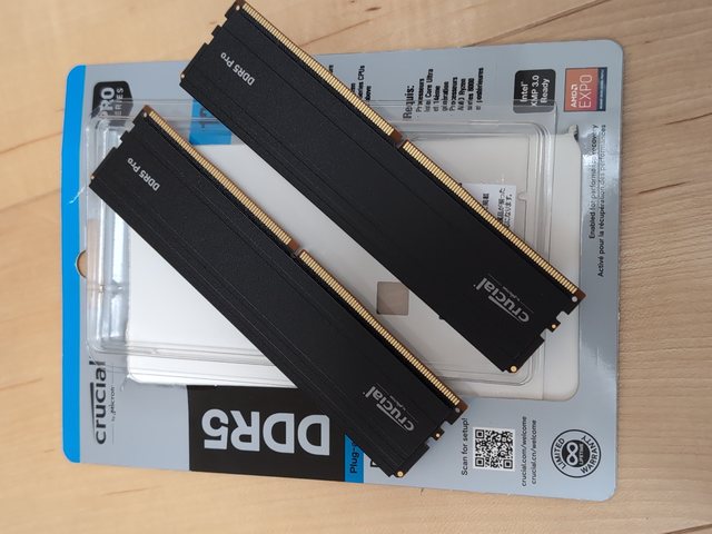 メモリ: Crucial 64GB x 2 (128GB)